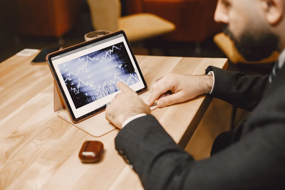 How theinstanavigation.com Fits Into a Smarter Topic Cluster Strategy: For Founders