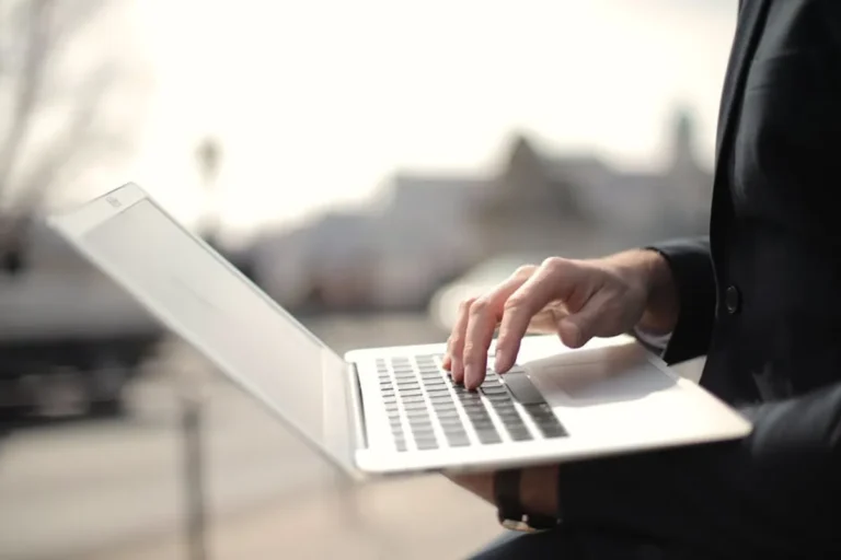 How to Build a Useful Article Around simplifydiggs.com Without Sounding Generic: The Umanastrategies Angle