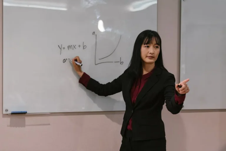 How to Explain Complex Services in Simple Language